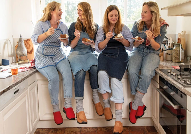 vier vrouwen met klompen aan