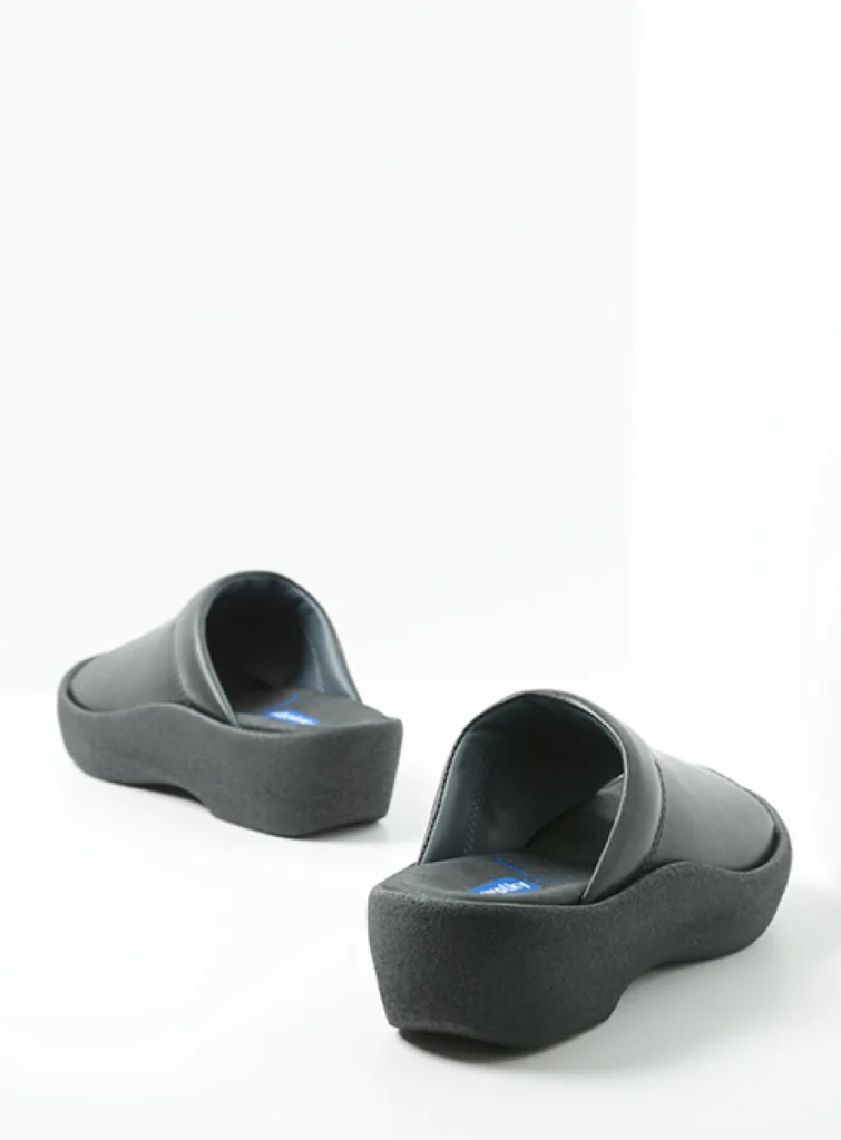 Wolky Slippers 03201 Nassau 30000 zwart leer