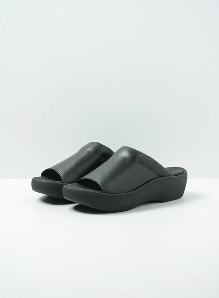 Wolky Slippers 03201 Nassau 30000 zwart leer