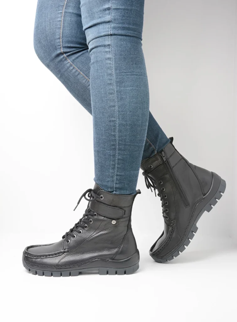 Wolky Hoge veterschoenen 04738 Reach 24000 zwart leer